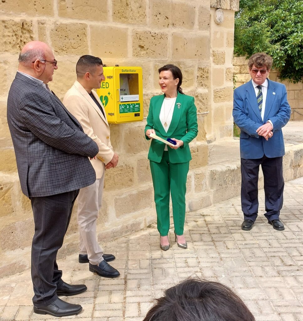 Defibrillatorübergabe in Xghajra auf Malta