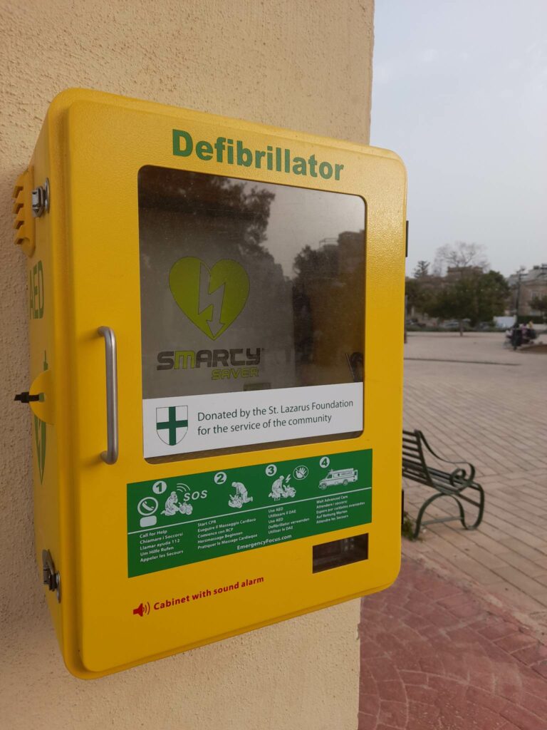 Defibrillatorübergabe in den Gzira-Gärten
